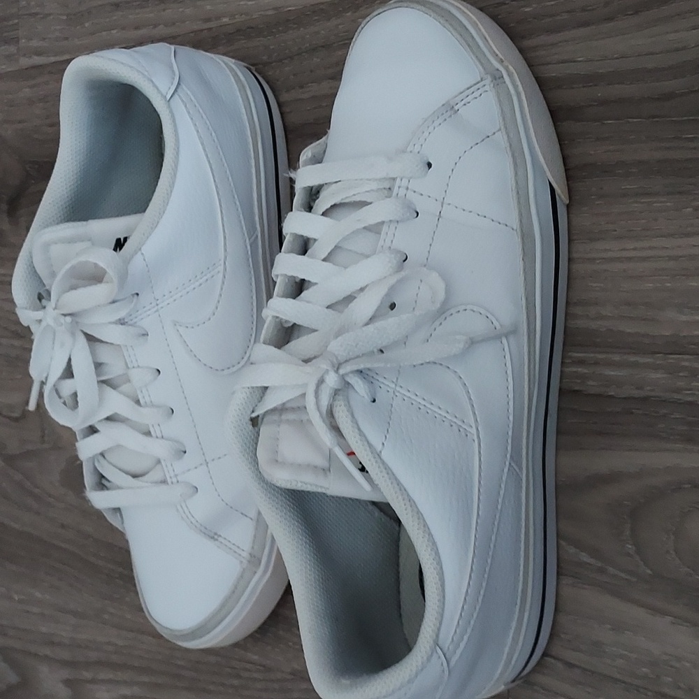 🤑ON SALE! Nike Low Top Sneakers Size 9.5 White